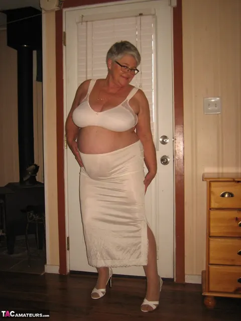 Short-Haired BBW Shows Hairy Armpits and Big Tits – photo 9 of 20