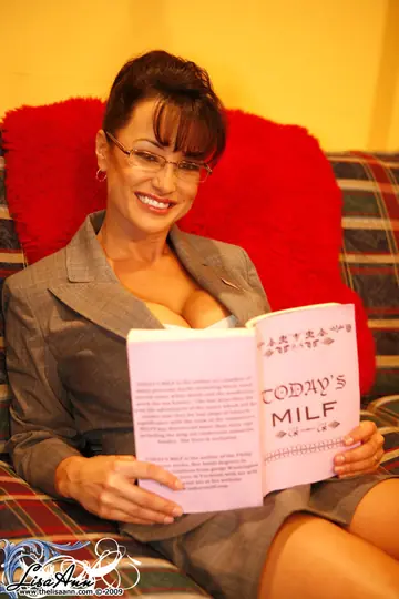 Lisa Ann – Brunette MILF in a Skirt and Glasses Facesits Him for a Cumshot