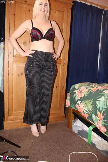 Tracey Lain – Thick British Blonde MILF Removes Her Panties for Bedroom Sex