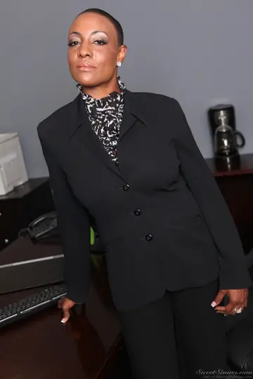 Sincerre Lemmore – Busty Ebony MILF Undresses and Spreads in the Office