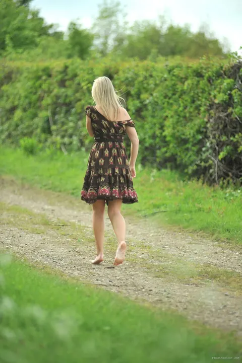 Busty Blonde in High Heels Spreads Her Legs Outdoors – photo 2 of 12
