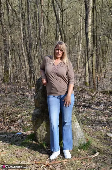 Sweet Susi – Thick Blonde MILF in Jeans Shows Her Ass Outdoors