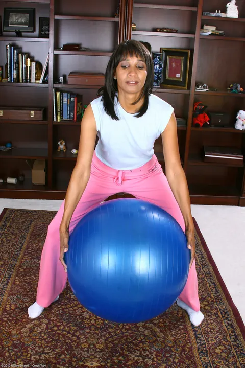 Ebony MILF Strips and Spreads in the Gym – photo 4 of 21