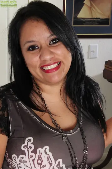Lucey Perez – Curvy Latina MILF Pulls Her Panties Aside and Spreads