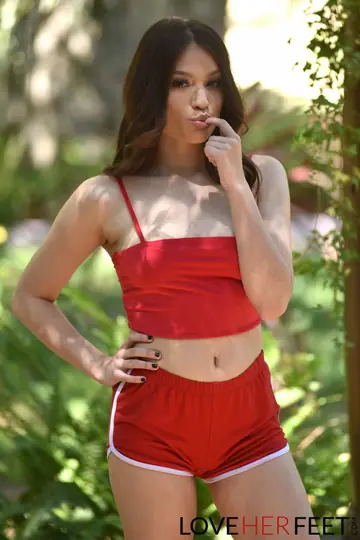 Liv Wild – Petite Latina Brunette Gives a Footjob and Rides Cock Outdoors