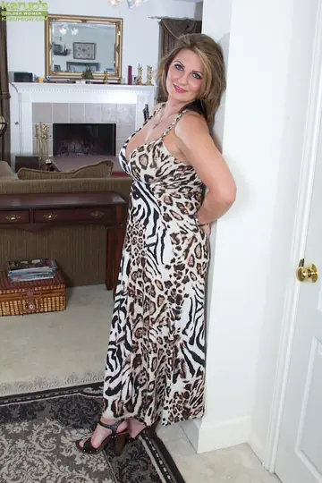 Cherrie Dixon – Chubby Brunette MILF Undresses and Spreads Her Shaved Pussy
