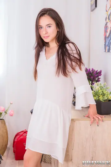 Bloom Lambie – Slim Czech Babe in a Skirt Gets a Creampie