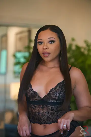 Ebony BBW in Lingerie and Heels Oils Her Big Ass