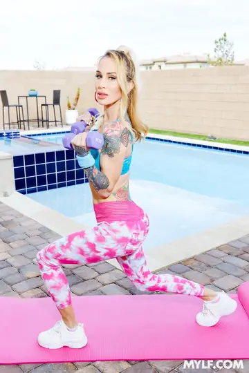 Sarah Jessie – Blonde MILF in Yoga Pants Gets Fucked After Facesitting