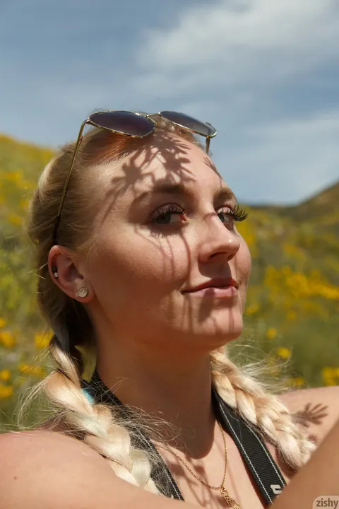 Harley Woodburn: Tall MILF with a Big Ass Poses Outdoors – photo 10 of 12