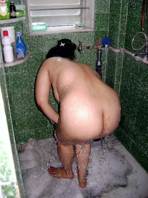 Curvy Indian MILF Poses Nude in the Bathroom – photo 9 of 10