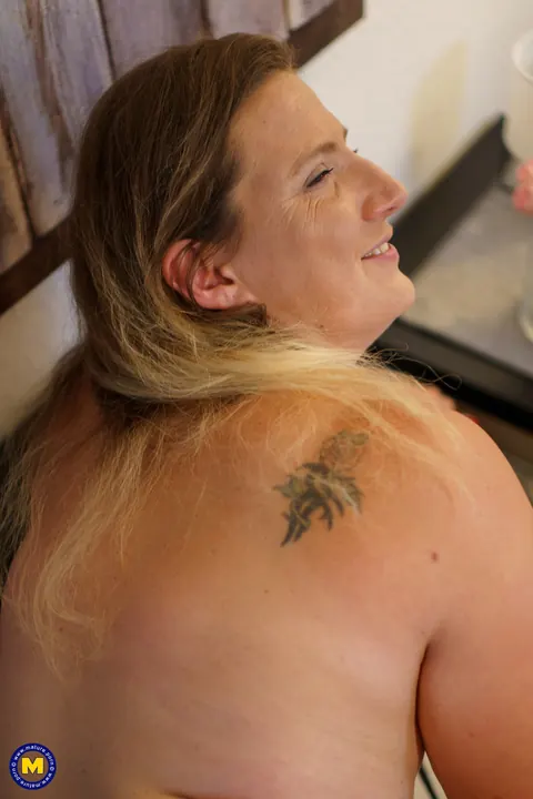 Mature Curvy MILF Strips Out of Her Jeans for Sex and Handjob – photo 17 of 20