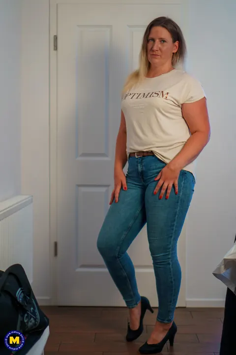 Mature Curvy MILF Strips Out of Her Jeans for Sex and Handjob – photo 1 of 20