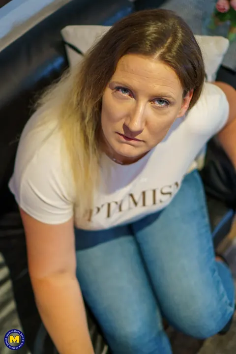 Mature Curvy MILF Strips Out of Her Jeans for Sex and Handjob – photo 4 of 20