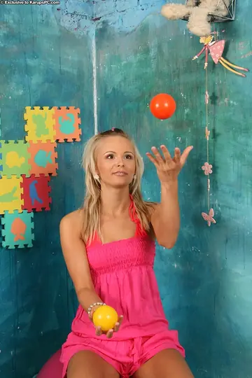 Jessica Bee – Skinny Czech Blonde Spreads Her Pussy