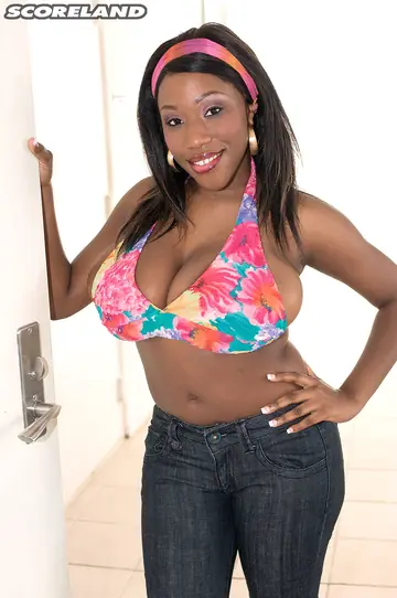 Janet Jade – Ebony MILF in a Bikini Gives a Handjob and Kisses Her Man