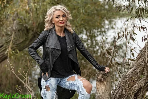 Kayla Green: Tall Russian MILF Poses Outdoors in Boots – photo 8 of 13