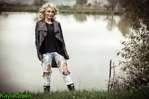 Kayla Green: Tall Russian MILF Poses Outdoors in Boots – photo 5 of 13