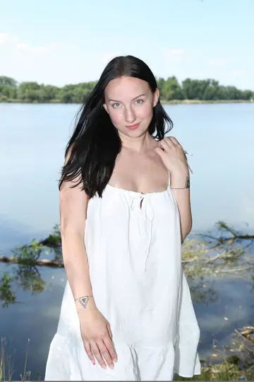 Bella Angel – Busty Brunette Spreads Her Shaved Pussy in the Forest