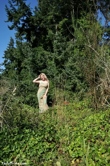Tasty Trixie – Blonde MILF with Big Natural Tits Bares All Outdoors
