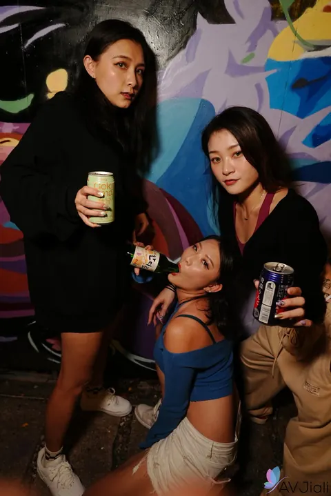 Curvy Asian Women Share a Man in a Hotel Threesome – photo 8 of 20