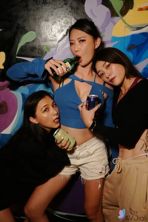 Curvy Asian Women Share a Man in a Hotel Threesome – photo 9 of 20