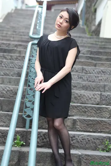 Asian MILF Gets Fucked Outdoors in Pantyhose