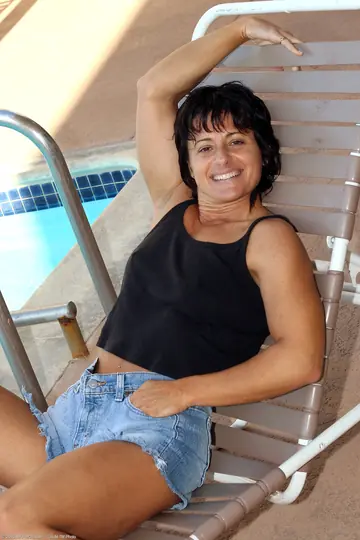Cori Gates – Short-Haired Athletic MILF Strips Out of Her Shorts and Spreads Her Pussy