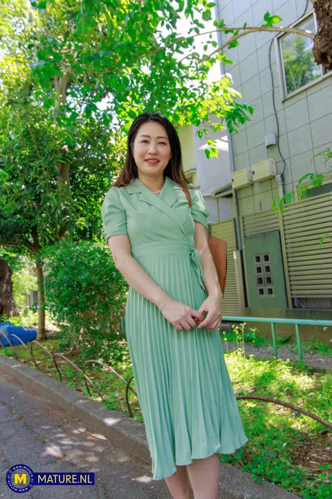 Megumi Satuki: Japanese MILF Undresses and Opens Her Legs on a Sofa – photo 2 of 20