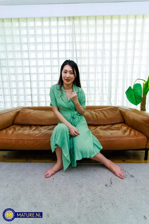 Megumi Satuki: Japanese MILF Undresses and Opens Her Legs on a Sofa – photo 4 of 20
