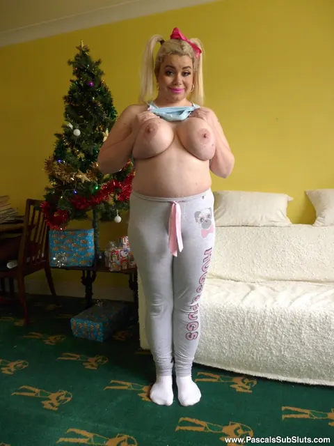 Saskia Squirts: British Blonde BBW Strips, Masturbates and Squirts for Christmas – photo 6 of 16