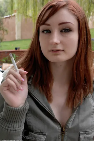 Violet Monroe – Thick Redhead in Jeans and Panties Spreads Outdoors