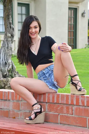 April Valentino – Athletic PAWG Strips Out of Her Shorts Outdoors