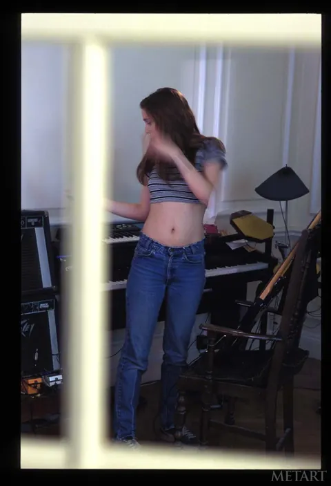 Slim French Babe Strips Out of Her Jeans and Socks to Finger Her Hairy Pussy – photo 14 of 21