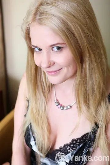 Summer Knight – Blonde MILF Strips Out of Her Panties and Shows Her Big Tits