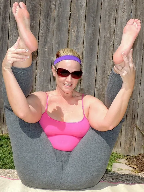 Dee Siren: Thick Blonde MILF Takes a Big Black Cock Poolside – photo 3 of 17