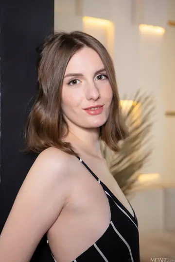 Lillie Pie – Slim Short-Haired Brunette Spreads Her Pussy Wide