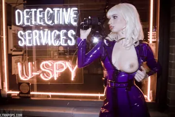 Lynn Pops – Blonde in Latex Bares Her Big Tits and Pussy Outside