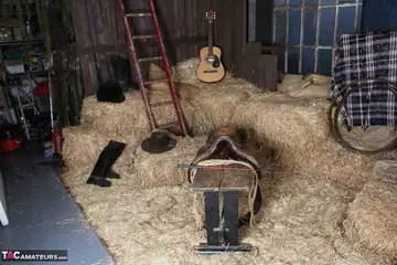 Lexie Cummings – British MILF Strokes Cock and Spreads in a Barn
