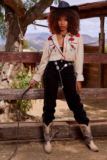 Jenna Foxx – Ebony Beauty Flaunts Her Big Natural Tits on a Farm