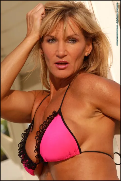 Peggy Vee: Blonde MILF Drops Her Bikini Top Outdoors – photo 5 of 15