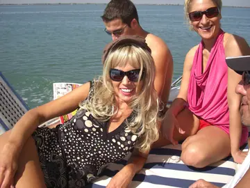 Teresa Lynn – Thick Blonde MILFs in Glasses Lick and Finger Outdoors