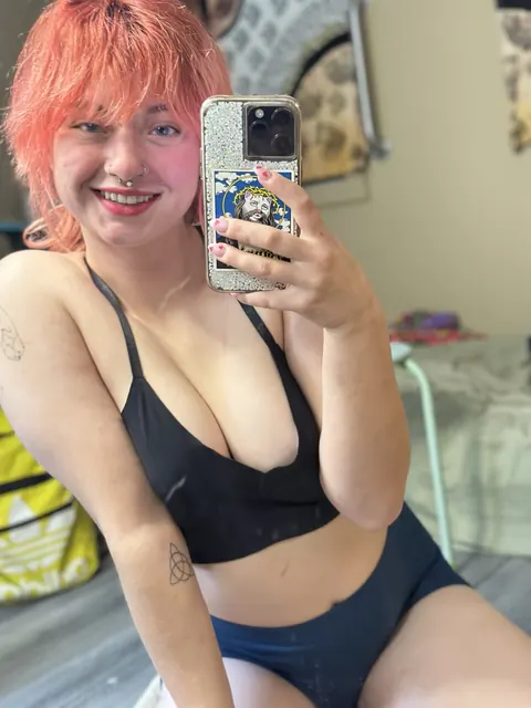 BBW Redhead Bends Over in Shorts for a Selfie – photo 8 of 16