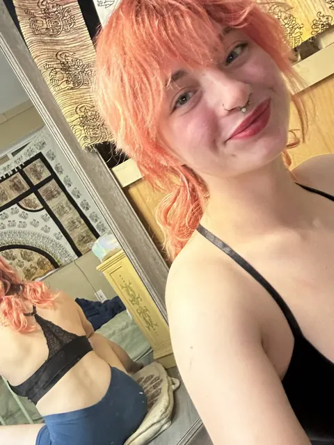 BBW Redhead Bends Over in Shorts for a Selfie – photo 16 of 16