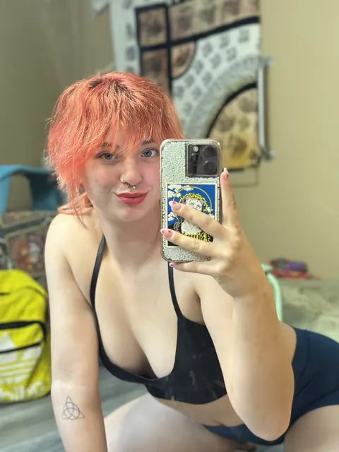 BBW Redhead Bends Over in Shorts for a Selfie – photo 5 of 16