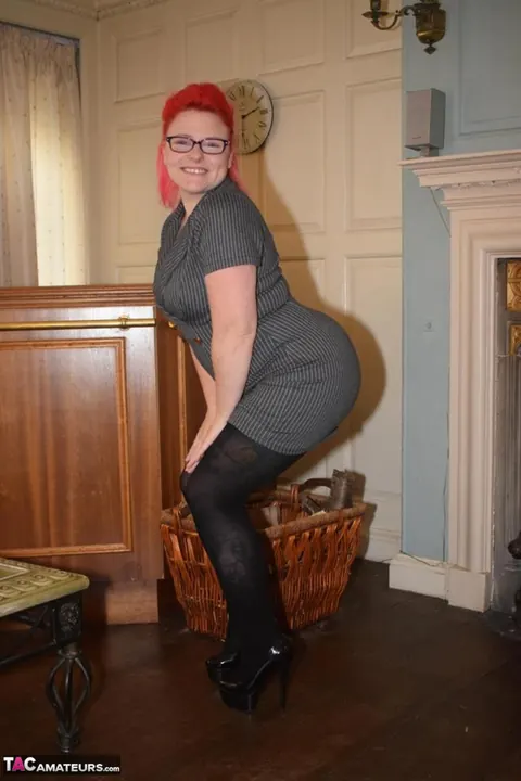 Mollie Foxxx: British Redhead MILF Shows Off in Crotchless Pantyhose – photo 7 of 16