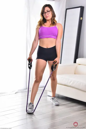 Arianna Blaze – Thick Brunette Spreads Her Asshole in the Gym
