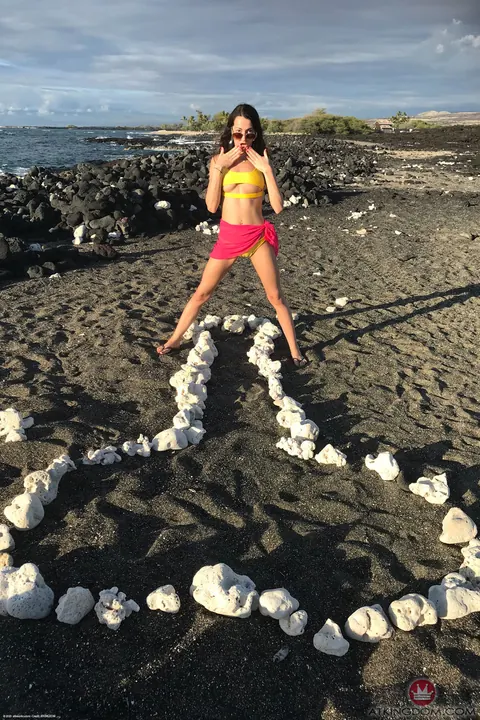 Lily Adams: Thick Brunette Pulls Bikini Aside and Spreads on the Beach – photo 14 of 20