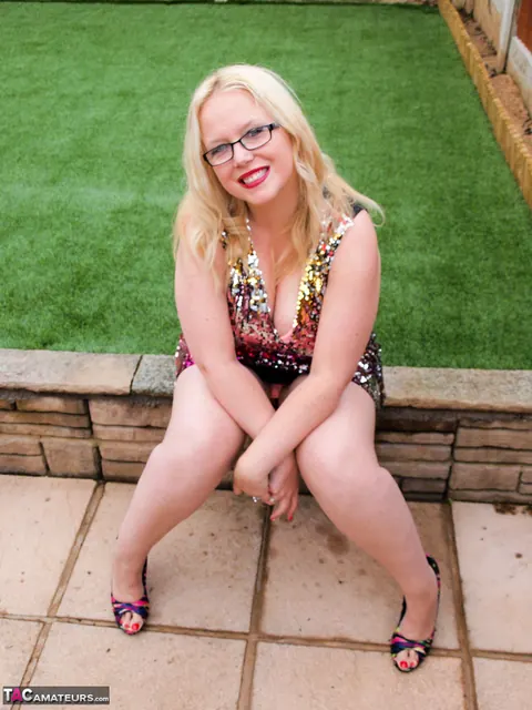 Sindy Bust: Blonde British MILF Poses Nude on the Garden Wall – photo 1 of 16