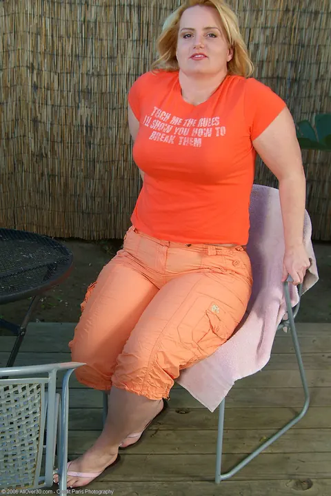 Chubby MILF Bares Her Big Tits Outdoors – photo 2 of 20